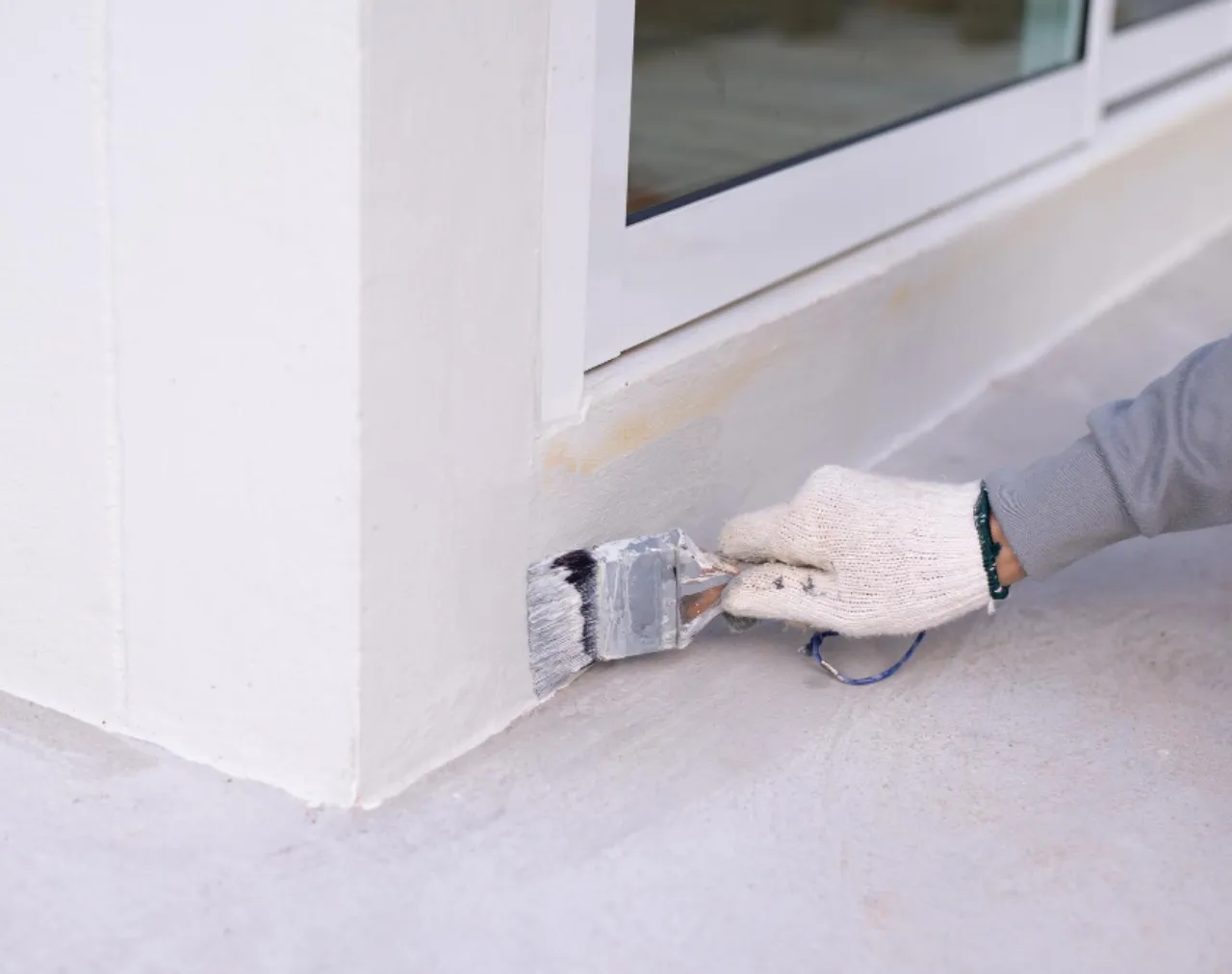 外壁塗装をしている様子