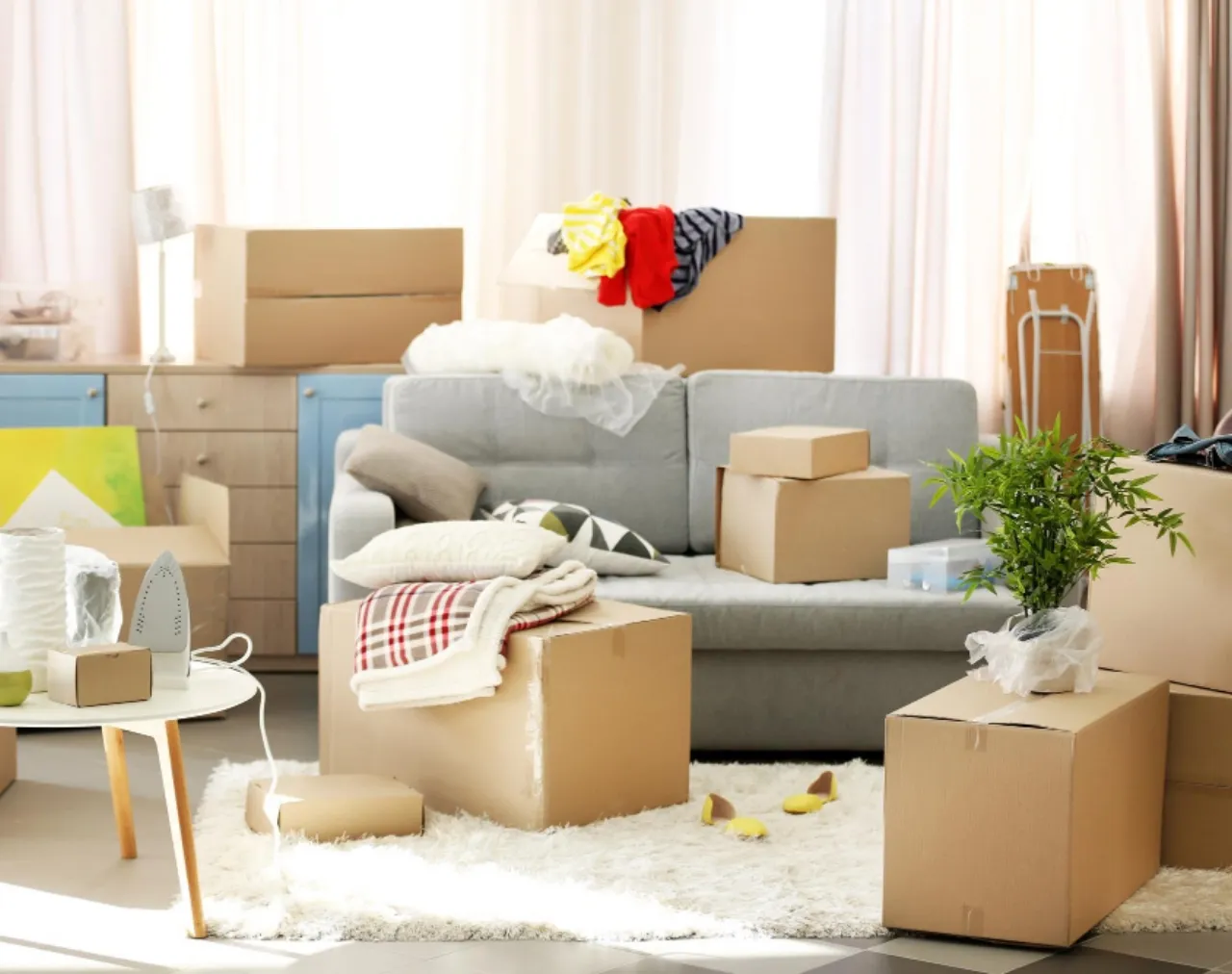 荷物がリビングに散らばっている状態