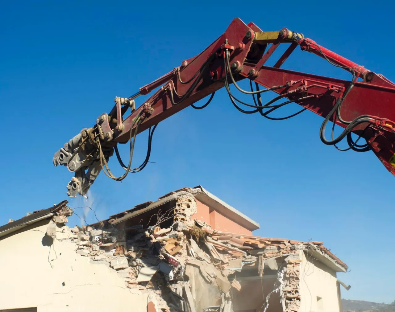 重機で家を解体している作業風景