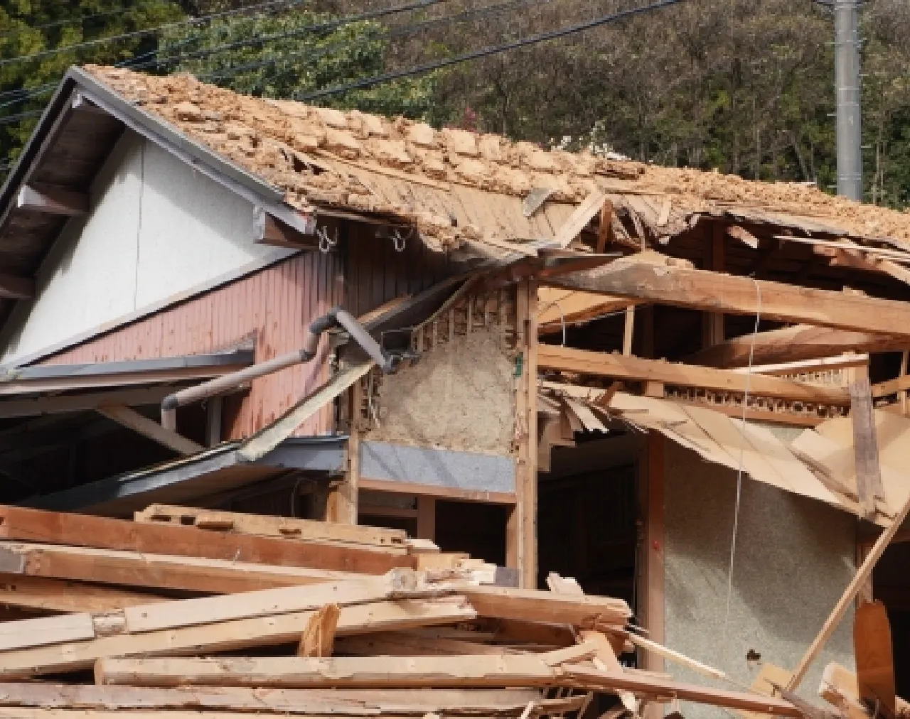 天井がめくれたボロボロの空き家のイメージ